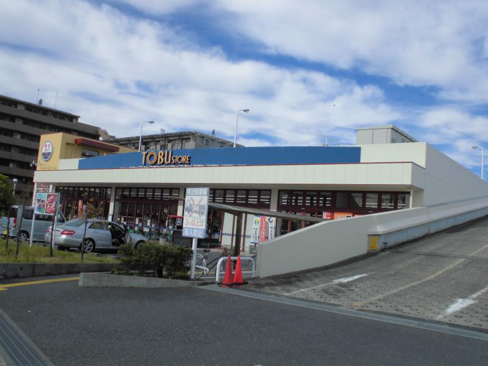 【東武ストア草加中根店】近くにあるのでたくさん買い物をしても問題なし！（徒歩約４分）約290ｍ