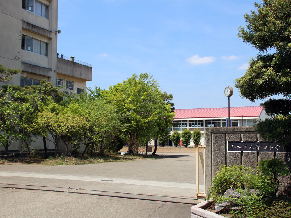 【草加市立八幡小学校】草加市内でも人気の学校です。（徒歩約１５分）約1200ｍ